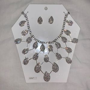BRAND NEW statement necklace and earring set 🤍